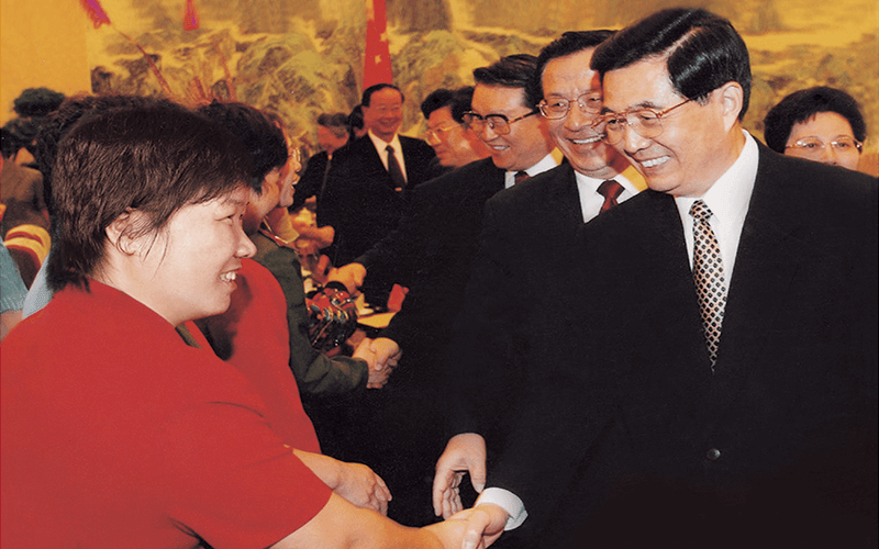 2003年8月27日/中南海，中共中央总书记、国家主席胡锦涛等党和国家领导人亲切接见宋美妹董事长